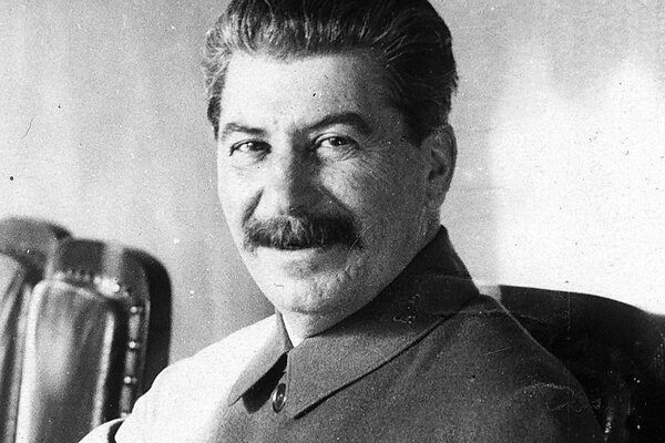 Что Сталин сделал с адмиралом, который приказал выпустить заключенных из лагерей и отправить их на фронт?