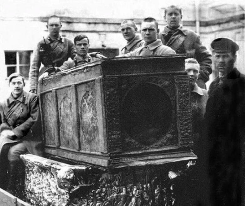 Что напугало советских учёных, когда вскрыли гроб Павла I