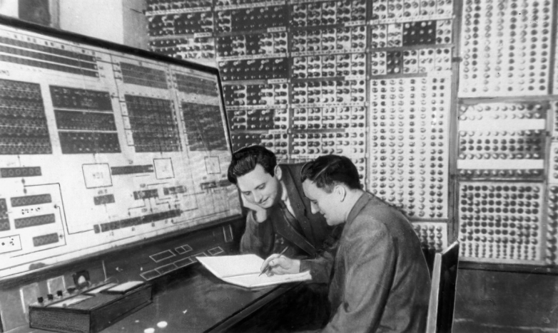 Советский компьютер, который рассчитал полет Гагарина и водородную бомбу