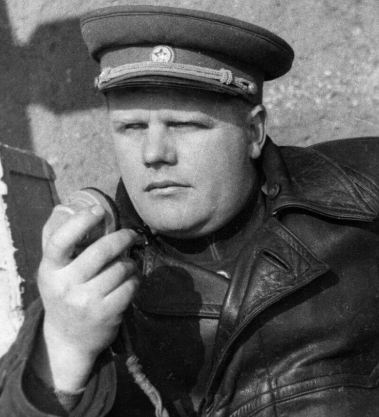 Как будущий легендарный советский лётчик выжил благодаря дверной обивке из лошадиной шкуры