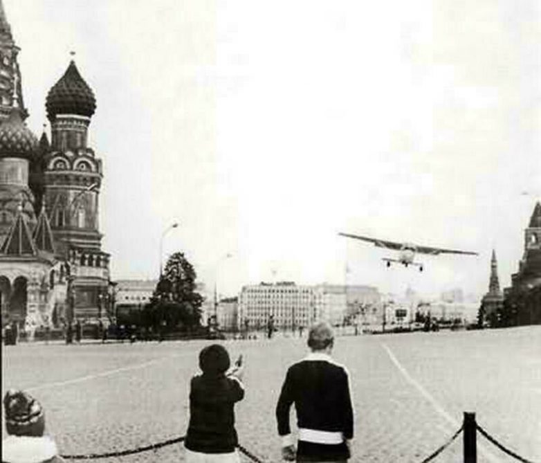 Зачем немецкий подросток прилетел на самолете прямо на Красную площадь