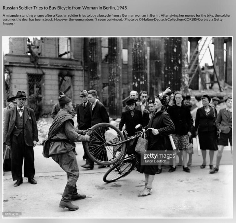 Советский солдат отбирает велосипед у возмущенной немки. Что не так с этой известной фотографией?