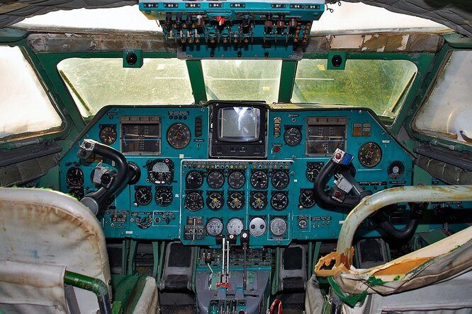 А вы знаете, почему кабины советских самолетов имеют сине-зеленый цвет?