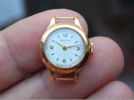 Советские часы размером с ноготь