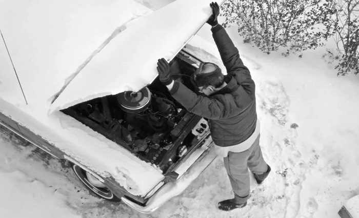 Как с помощью паяльной лампы и кипятка заводили зимой советские машины