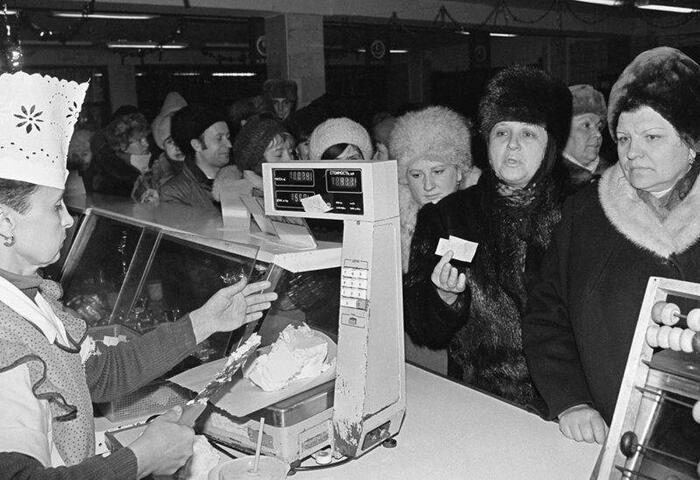А вы знали, почему в советских магазинах надрывали и прокалывали чеки?
