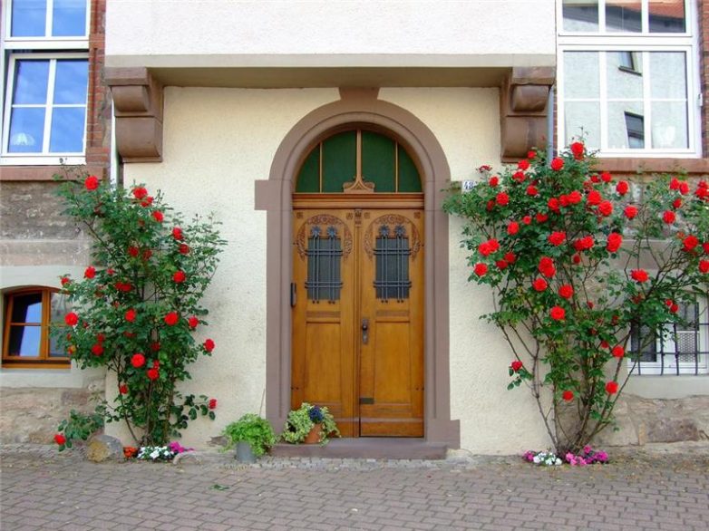 Украшение дверей цветами