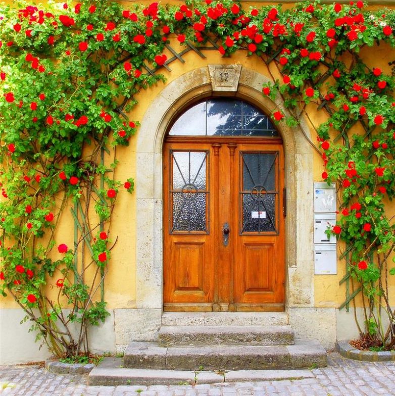 Украшение дверей цветами