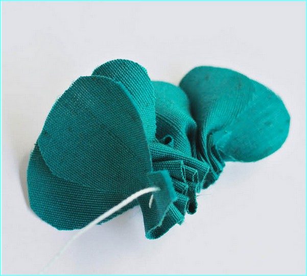 Как обновить подушки используя цветы из ткани