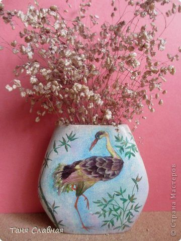 Птицы из засушенных лепестков цветов. Аппликация на стене