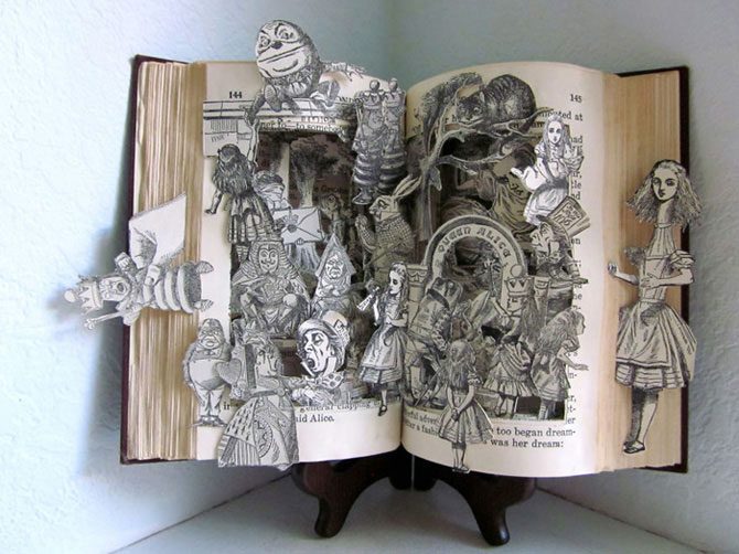 24 самых красивых скульптуры, сделанных из книг