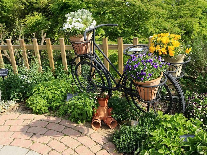 Идеи дизайна кашпо с цветами для садовой изгороди