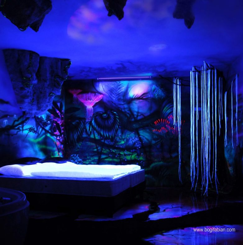 Микрокосмос в пределах комнаты: настенная роспись уф-красками