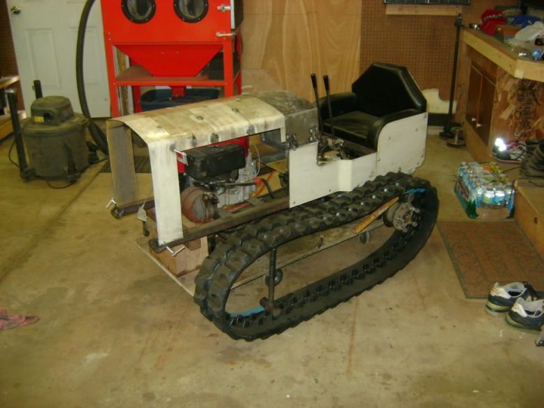 Отец построил мини-бульдозер для своего сына