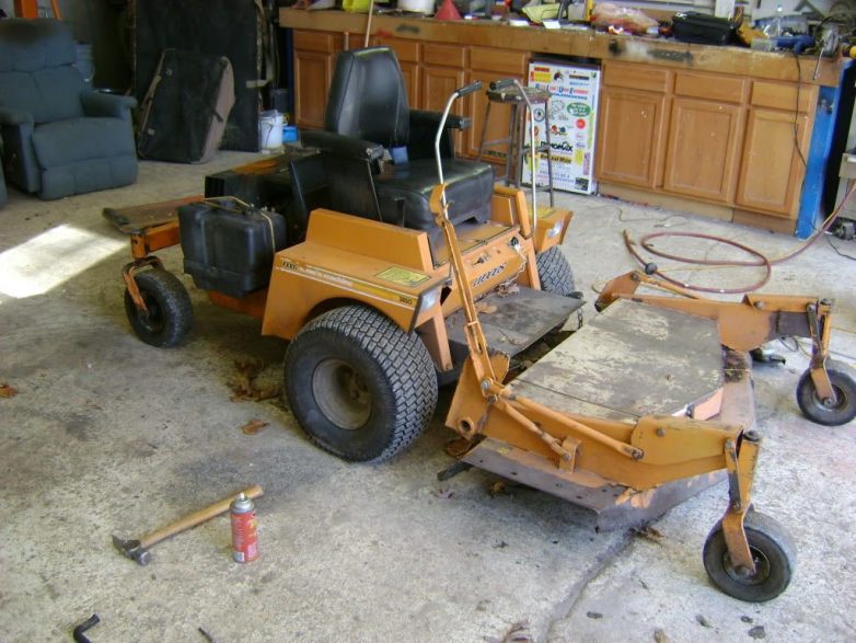 Отец построил мини-бульдозер для своего сына