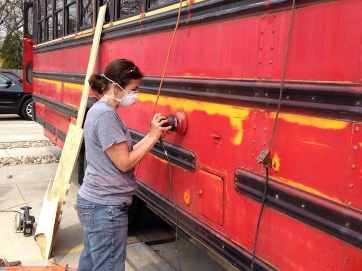 Выпускники колледжа превратили старый школьный автобус в эпичный дом