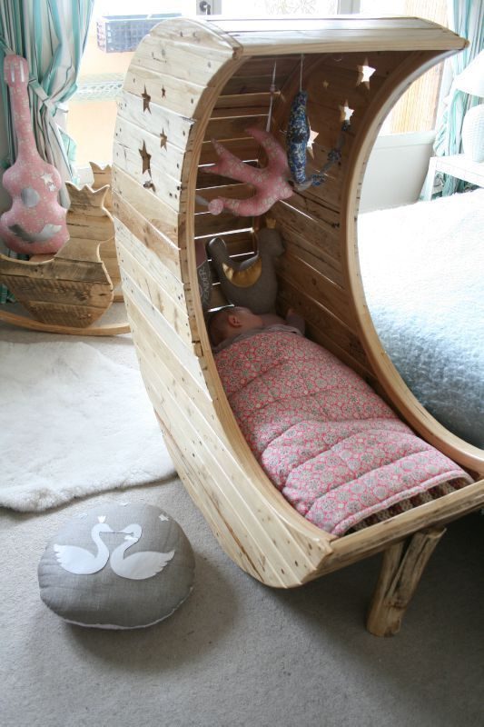Кроватка для младенца из поддонов