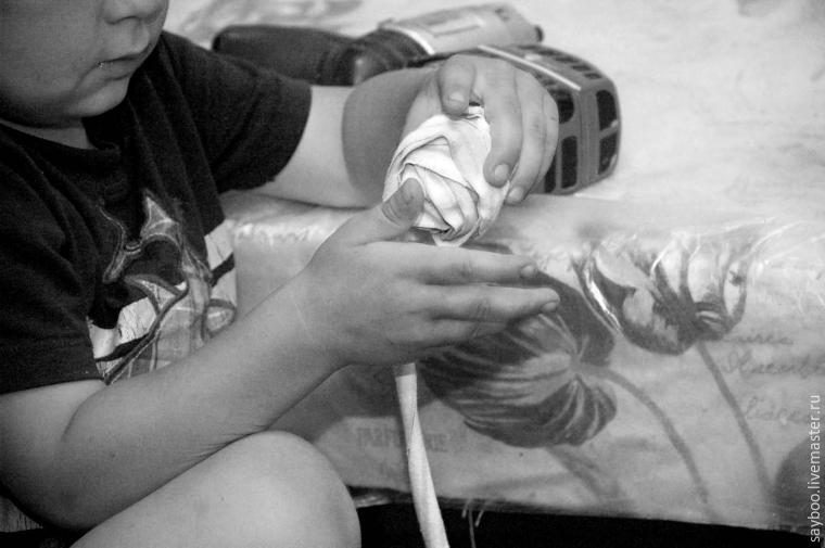 Плетем коврик в детскую по старинному методу