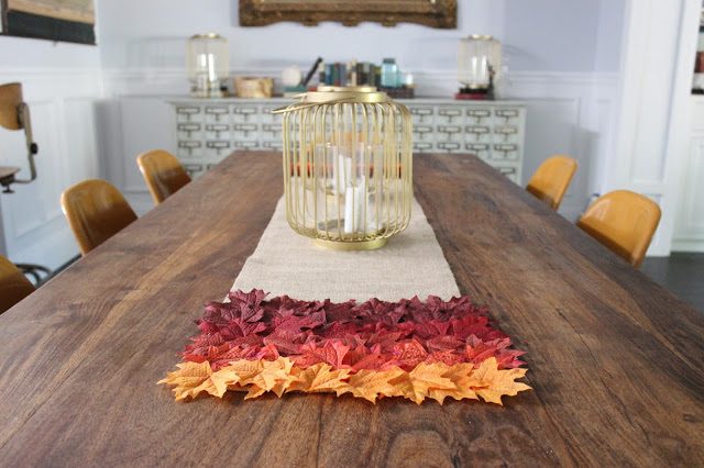 Сезонный декор: скатерть-дорожка из мешковины и осенних листьев