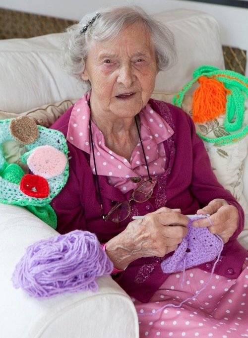 104-летняя британка украшает свой город вязаными изделиями