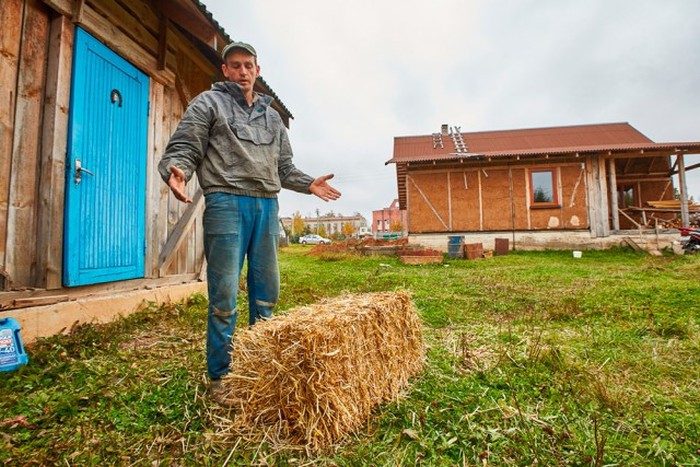 Житель Белоруссии строит соломенный дом