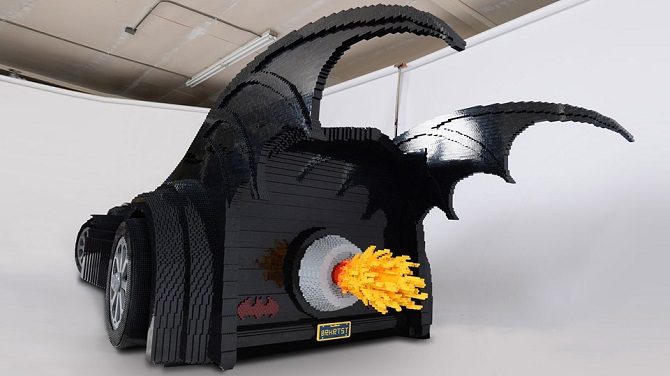 Бэтмобиль из кубиков Lego в натуральную величину