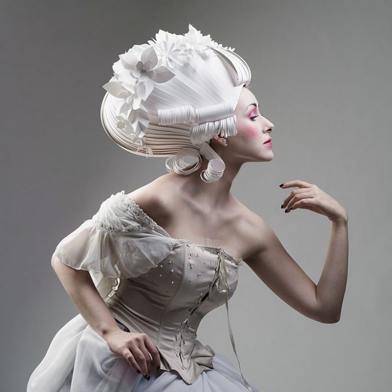 Российская художница создает потрясающие бумажные парики в стиле барокко