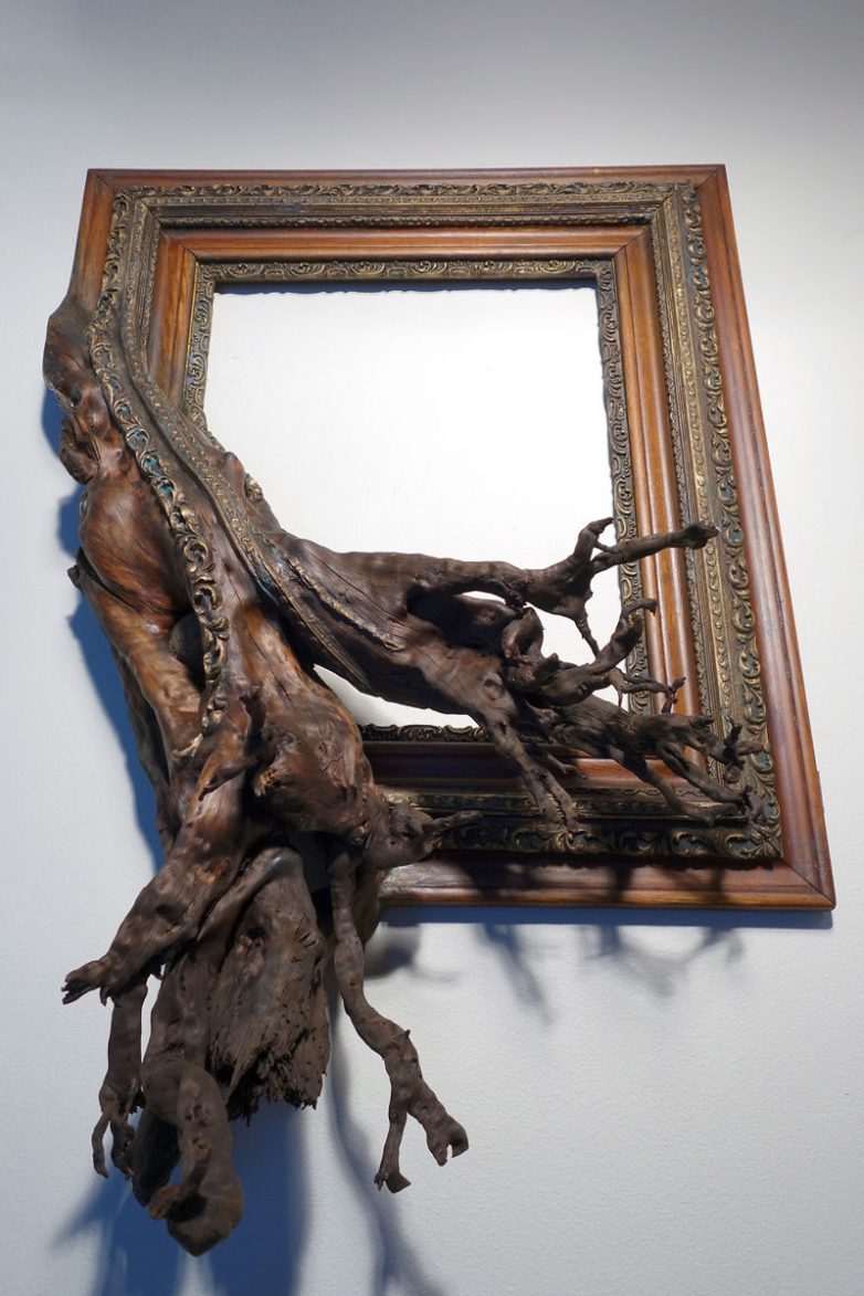 Художник дарит старым мёртвым ветвям вторую жизнь, превращая их в части рамок для картин