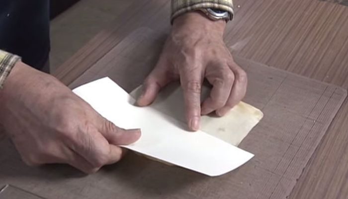 Японец реставрирует старые книги