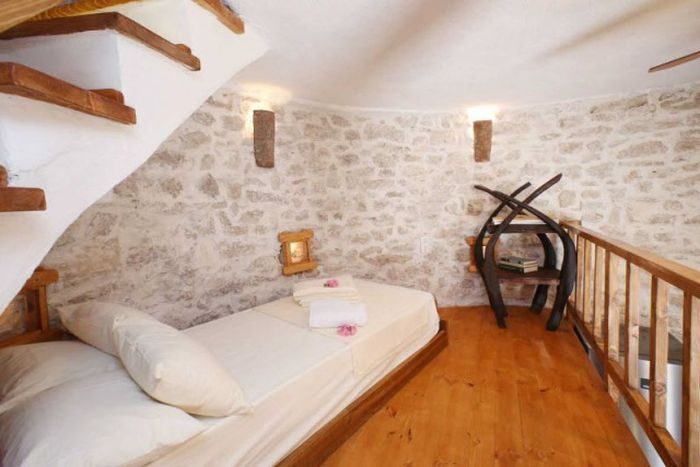 Старинную мельницу на хорватском острове превратили в домик для туристов