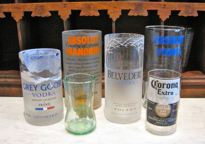 Как сделать крутые стаканы из стеклянных бутылок