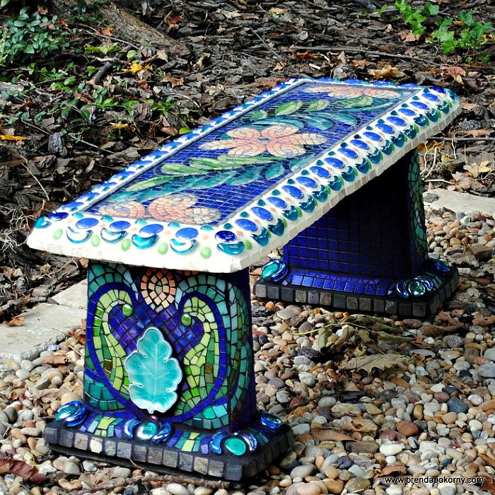 Интересное применение мозаики в саду
