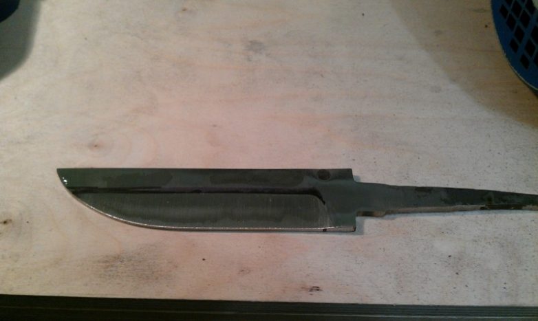 Нож из кованой заготовки стали