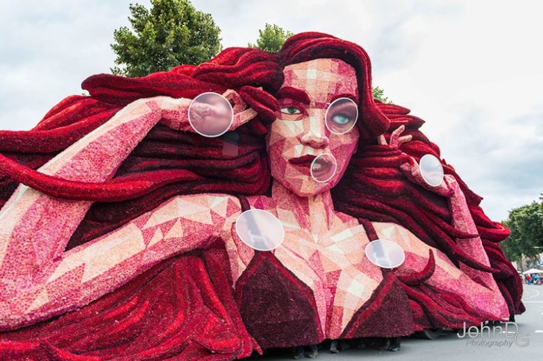 В Голландии прошел парад гигантских цветочных скульптур