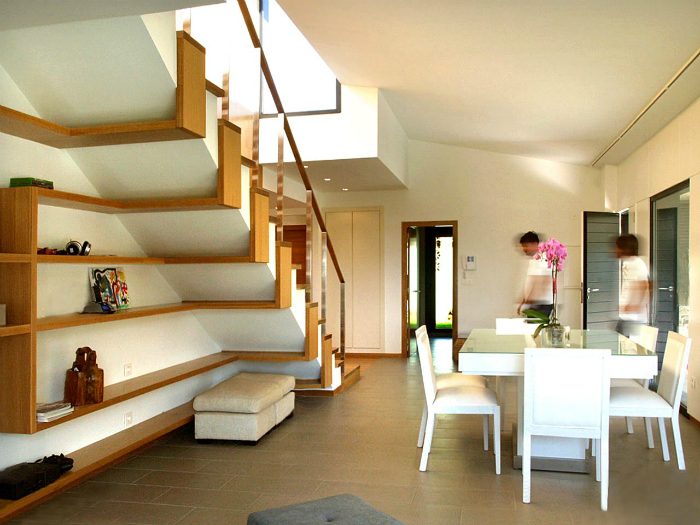 Идеи обустройства пространства под лестницей