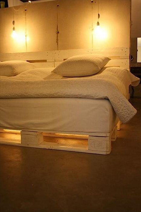 Оригинальные кровати из паллет с подсветкой