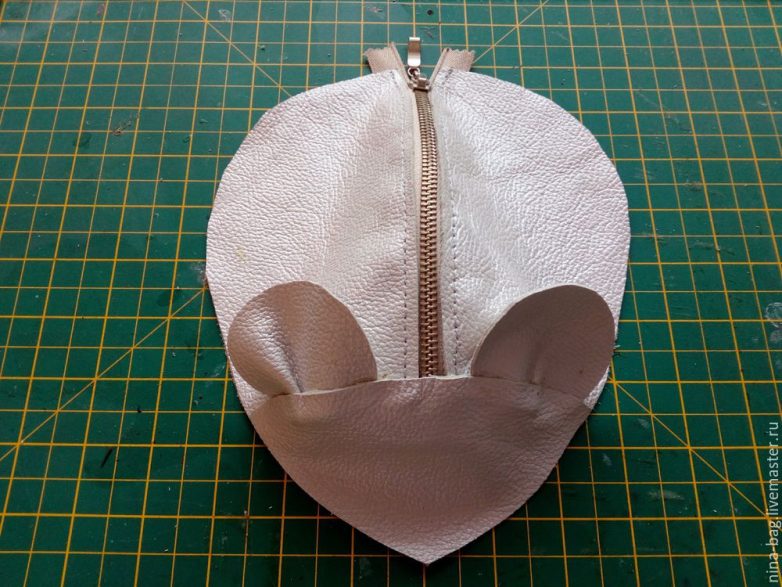 Кожаная сумочка-мышь для маленькой модницы