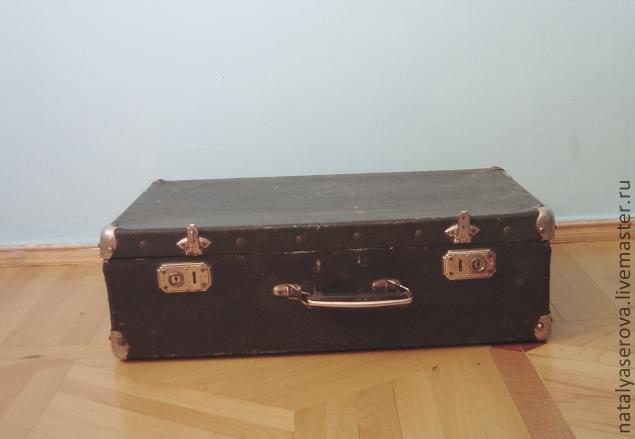 Шкаф из старого чемодана
