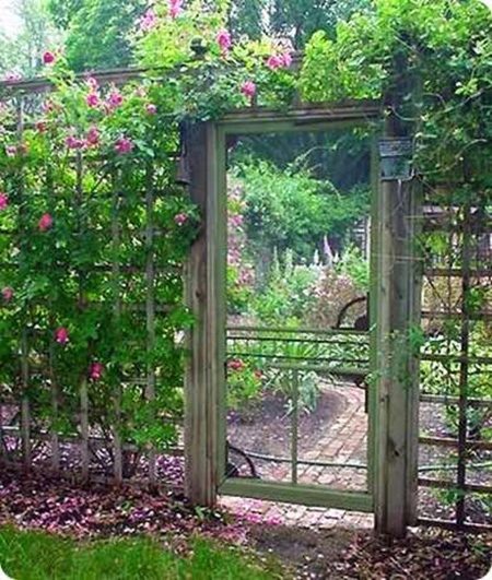 Как украсить забор в саду