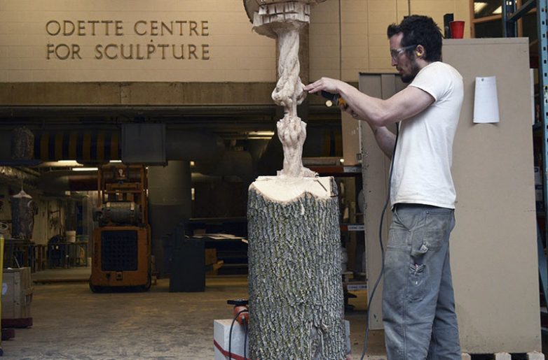 Скульптура из огромного ствола дерева