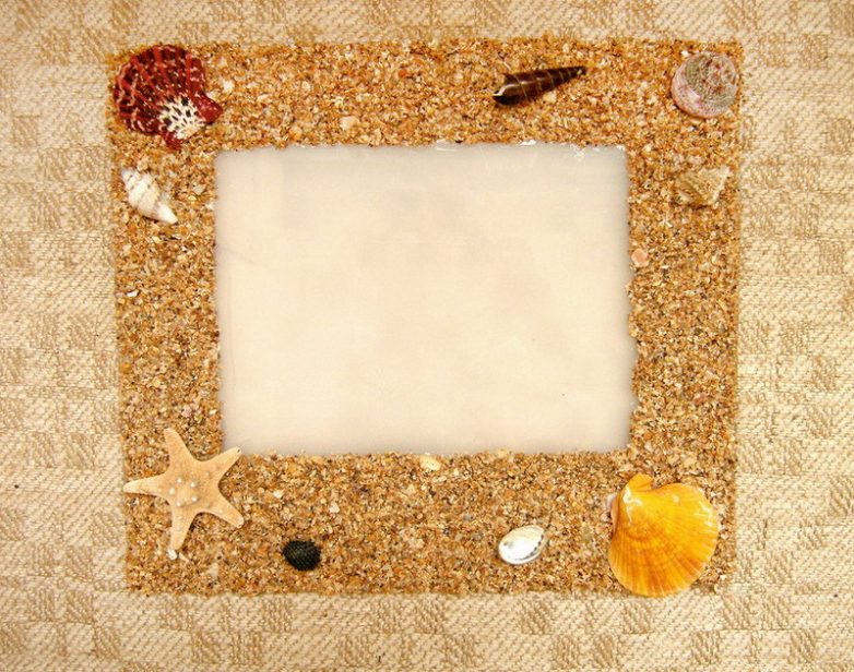 Красивая рамка из песка и ракушек