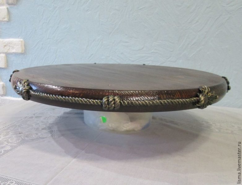 Кофейный столик с коваными элементами