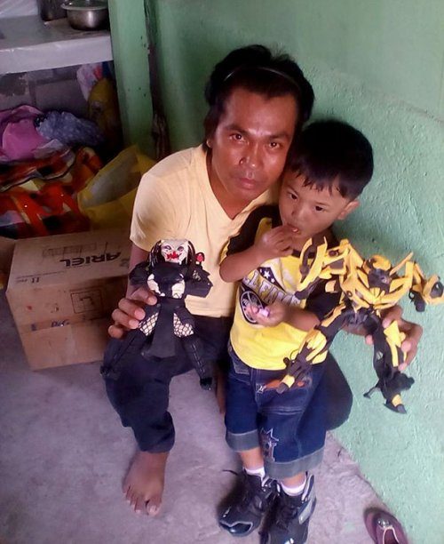 Мужчина превращает старые вьетнамки в фигурки персонажей комиксов