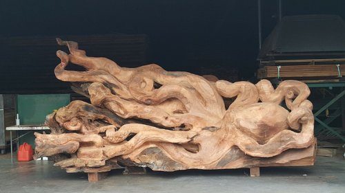 Осьминог, вырезанный из цельного куска дерева