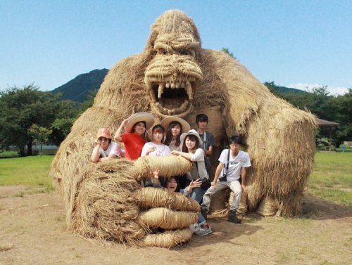 Скульптуры из соломы на фестивале в Японии