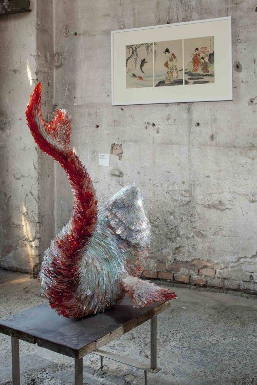 Скульптуры животных из мерцающих стеклянных осколков
