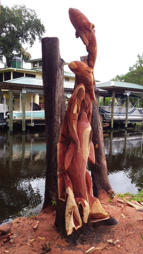 Скульптурная композиция из кедров, повреждённых во время урагана