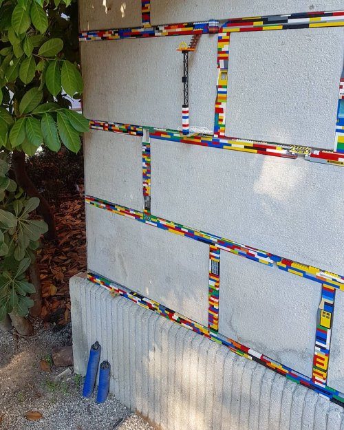 Художник, который ремонтирует разрушающиеся стены с помощью кирпичиков LEGO
