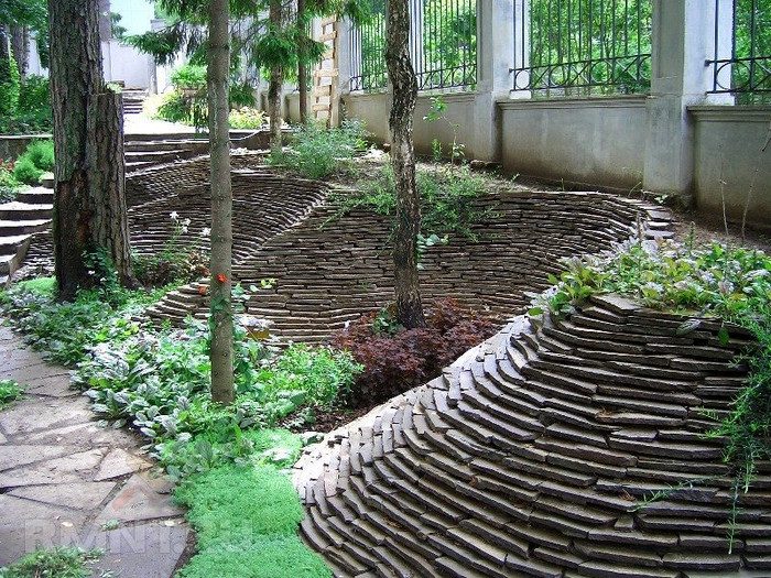 Декоративный камень в дизайне сада