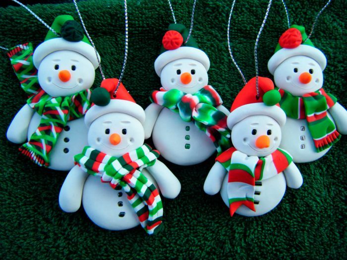 Снеговик из ниток: оригинальное украшение на Новый год